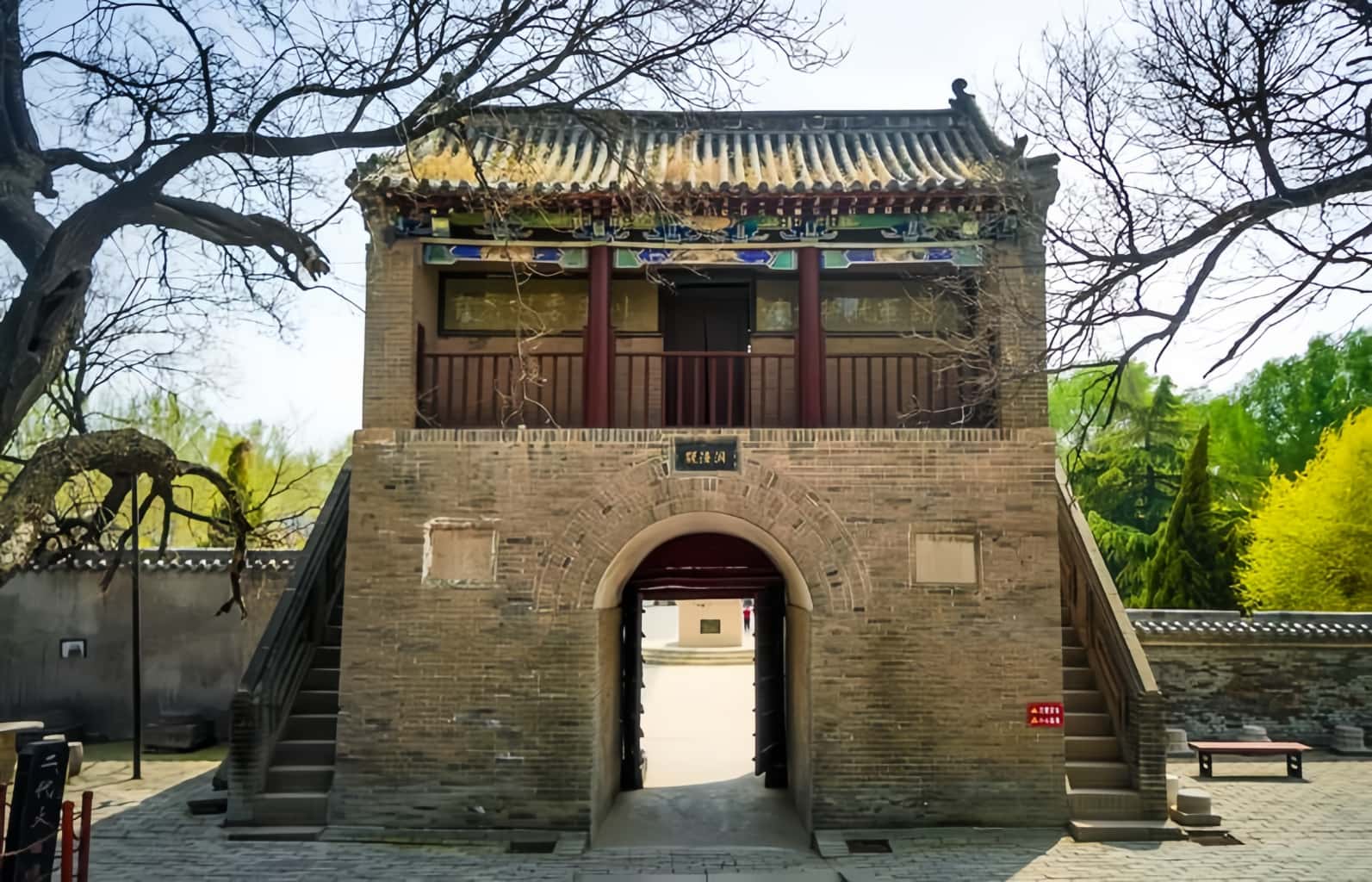 黄初二年，甄宓被赐死，下葬时被发覆面、糠塞口。出主意的郭女王没想到，多年后自己竟也落得同样下场